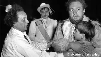 Paul Esser (re.) am Schiller-Theater als Wilhelm Tell mit Boleslaw Barlog (li), Walter Süßenguth (mi.) und dem kleinen Götz George als Tells Sohn (1951)
