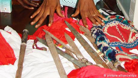 Facas usadas para praticar a Mutilação Genital Feminina na Serra Leoa