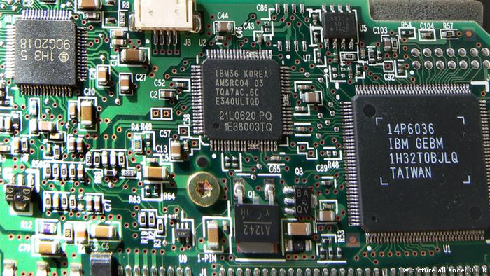 Электронная плата с микросхемами