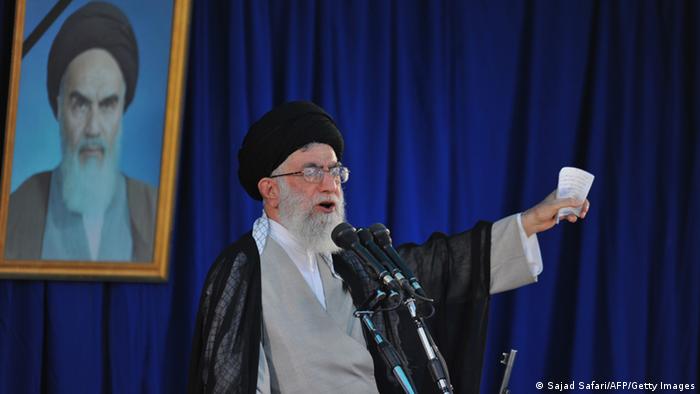 Ayatollah Ali Chamenei hält eine Rede, im Hintergrund hängt ein Portrait Ayatollah Khomeinis (Foto:afp)
