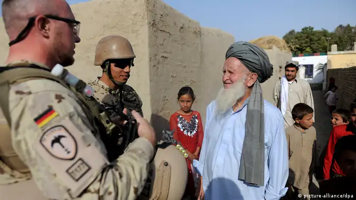 Afghanistan Deutschland Bundeswehr Soldaten Kontakt mit Bevölkerung