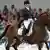 Die deutsche Dressurreiterin Isabell Werth lobt ihr Pferd El Santo in Rotterdam während des Grand Prix Special bei den Europameisterschaften der Dressurreiter. (Foto: Uwe Anspach/dpa)