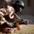 Un soldat malien en position de tir