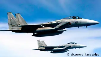 epa03045006 (FILE) A file picture dated 19 April 2005 shows two Japan Air Self-Defense Force F-15 aircraft during a refueling training exercise held off the Kyushu island coast, in south Japan. Reports state on 29 December 2011 that the United States has confirmed the sale of nearly 23 billion euros of new fighter jets to Saudi Arabia. The US will send 84 Boeing F-15 jets to Saudi Arabia, and upgrade 70 existing Saudi F-15s. EPA/HITOSHI MAESHIRO *** Local Caption *** 00000402956167 +++(c) dpa - Bildfunk+++