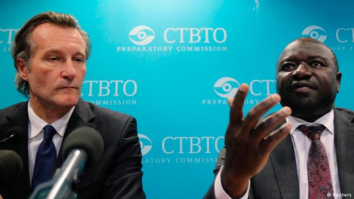 Лассина Зербо (справа) на выступлении перед конференцией CTBTO, 2013 г.