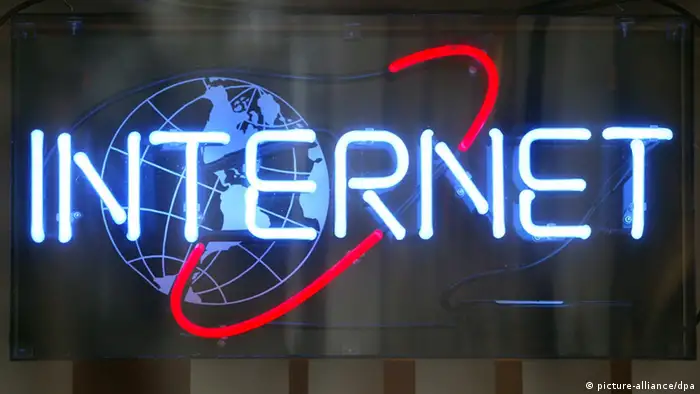 Leuchtreklame wirbt für ein Internetcafe, aufgenommen am 17.12.2003 in Gütersloh.