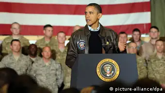 ARCHIV - US-Präsident Barack Obama spricht am 03.12.2010 vor Soldaten auf dem Bagram Airfield in Afghanistan.Obama hat offen wie nie zuvor mit einem militärischen Eingreifen in Syrien gedroht, falls chemische oder biologische Waffen zur Gefahr für Verbündete wie Israel werden sollten. Foto: Ssgt. Michael Sparks dpa (zu dpa «Obamas «Rote Linie»: Syrische Chemiewaffen Grund für US-Militärschlag» vom 21.08.2012) (ACHTUNG: nur zur redaktionellen Verwendung) +++(c) dpa - Bildfunk+++