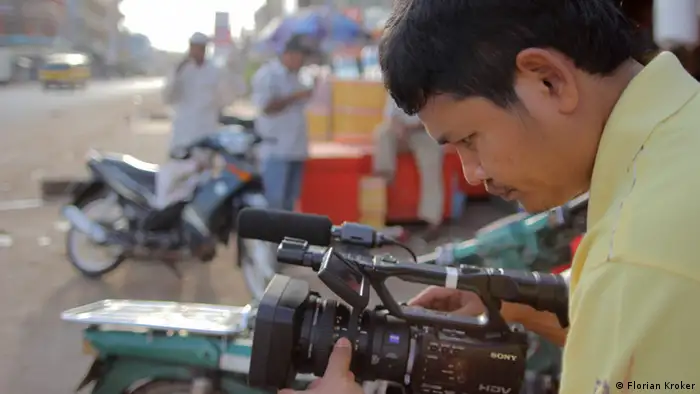 TV-Journalist in Kambodscha während einer Kameraübung in einem Training der DW Akademie. (Dezember 2012, Foto: Florian Kroker).