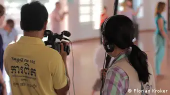 Im November und Dezember hat die DW Akademie ein insgesamt vierwöchiges Training für kambodschanische Journalisten, Kameraleute und Cutter durchgeführt. Zum einen sollten die sonst von der Gesellschaft ausgeschlossenen Menschen mit Behinderungen eine neue Öffentlichkeit bekommen, zum anderen wurde dokumentarische Fernseharbeit vermittelt (Foto: DW Akademie/Florian Kroker).