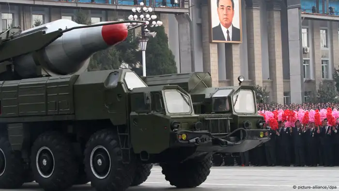 ARCHIV - Militärfahrzeuge fahren am 10.10.2010 bei einer Militärparade in Pjöngjang.Nordkorea hat nach eigenen Angaben am Dienstag erfolgreich einen neuen unterirdischen Atomtest unternommen. Foto: EPA/MIGUEL TORAN dpa +++(c) dpa - Bildfunk+++