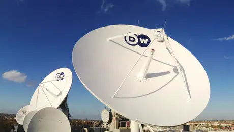 DW Satellitenschüsseln auf dem Funkhaus in Berlin