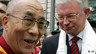 Der hessische Ministerpraesident Roland Koch mot dem Dalai Lama