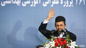 Titel: Ahmadinejad Bildbeschreibung: Ahmadinejad eröffnet mit Hut „Viertausend ländliche Projekte“. Stichwörter: Iran, KW7, Ahmadineja Quelle: ISNA Lizenz: Frei