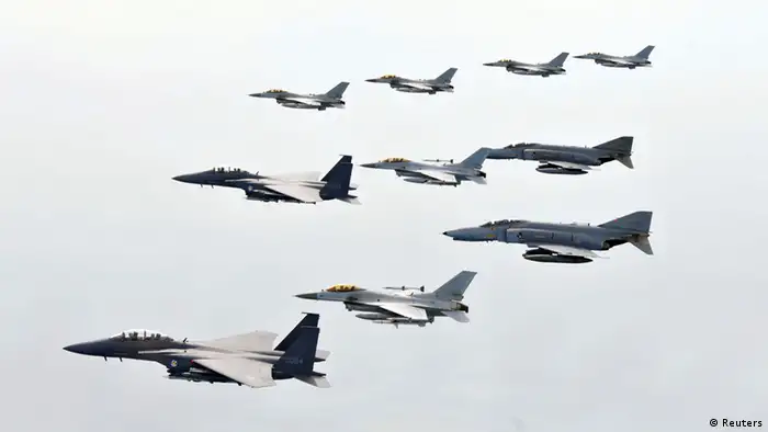 South Korean air Force fighter planes participate in a drill in this picture taken and released by the air force in Seoul February 14, 2013, after North Korea on Tuesday conducted its third nuclear test. REUTERS/South Korean air force/Handout (SOUTH KOREA - Tags: MILITARY POLITICS) ATTENTION EDITORS - THIS IMAGE WAS PROVIDED BY A THIRD PARTY. FOR EDITORIAL USE ONLY. NOT FOR SALE FOR MARKETING OR ADVERTISING CAMPAIGNS