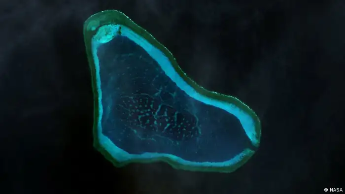 Landsat-7-Bild des Scarborough-Riffs im Südchinesischen Meer Quelle: NASA http://commons.wikimedia.org/wiki/File:Scarborough_Shoal_Landsat.jpg