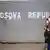 Graffiti „Kosovo Republike!“ an Hauswand mit Passanten Wer hat das Bild gemacht?: Annette Streicher Wann wurde das Bild gemacht?: 1.2.2013 Wo wurde das Bild aufgenommen?: Pristina, Kosovo