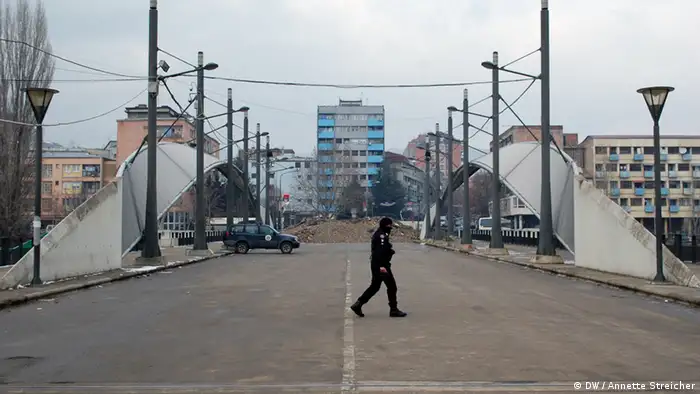 Wer hat das Bild gemacht?: Annette Streicher Wann wurde das Bild gemacht?: 1.2.2013 Wo wurde das Bild aufgenommen?: Mitrovica, Kosovo Bildbeschreibung: blockierte Brücke in der geteilten Stadt Mitrovica