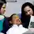 Chavez mit seinen Töchtern im Krankenhaus (Foto: reuters)