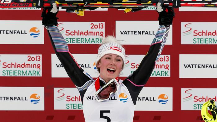 Mikaela Shiffrin bejubelt bei der WM 2013 in Schladming mit hochgestreckten Armen ihren Sieg im Slalom.