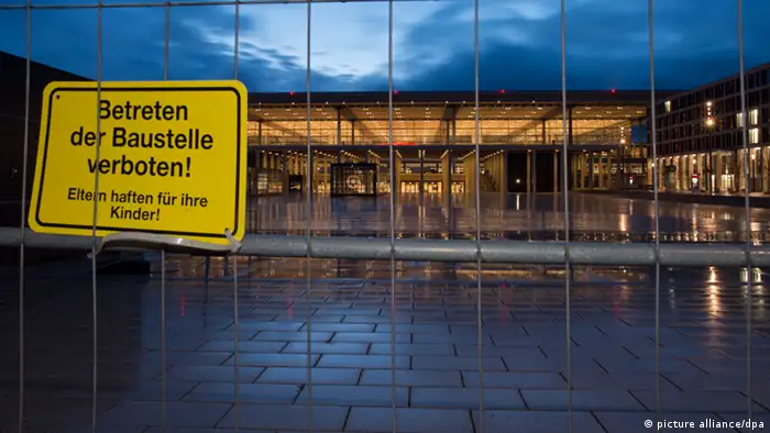 Baustellen-Schild am Flughafen Berlin Brandenburg 
