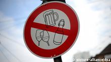 Schild Kein Alkohol in Kassel - Foto: Uwe Zucchi/dpa