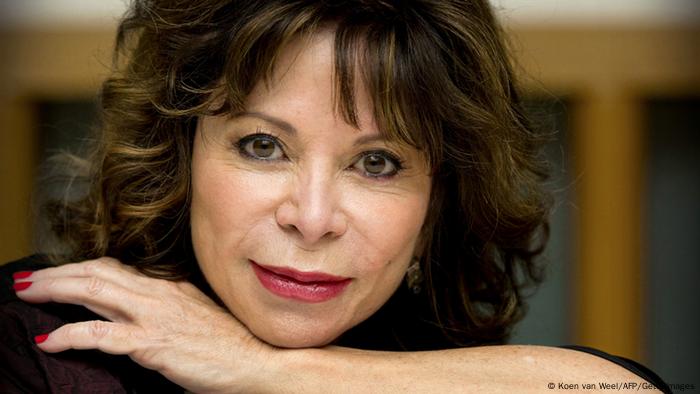 Семейството на Исабел Алиенде бяга във Венецуела след кървавия военен преврат в Чили през 1973 година. 13 години по-късно следва бягството в САЩ. В своя роман Къщата на духовете писателката включва част от личните си преживявания от този период. Именно заради личния си опит Алиенде апелира през 2015 към Европа да каже добре дошли на бежанците. Семейството на Исабел Алиенде бяга във Венецуела след кървавия военен преврат в Чили през 1973 година. 13 години по-късно следва бягството в САЩ. В своя роман Къщата на духовете писателката включва част от личните си преживявания от този период. Именно заради личния си опит Алиенде апелира през 2015 към Европа да каже добре дошли на бежанците.