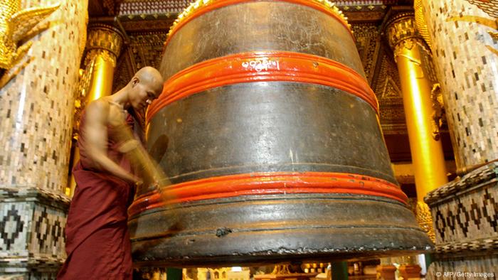 Ein buddhistischer Mönch läutet eine Bronzeglocke in der Shwedagon-Pagode in Yangon - Foto: AFP/AFP/Getty Images