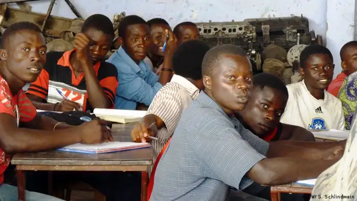 Manque de matériel, effectifs pléthoriques sont souvent le lot des écoles en Afrique