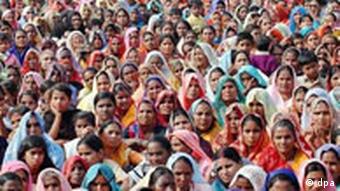 Bevölkerung in Indien - gläubige Hindus bei einer Kundgebung (Foto: AP)