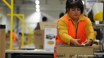 Arbeiterin im Amazon-Logistikzentrum in Pforzheim (Foto: Jan-Philipp Strobel/dpa)