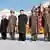 Kim Jong Un mit Offiziellen bei einer Kranzniederlegung vor den Statuen von Kim Jong Il und Kim Il Sung in Pjöngjang