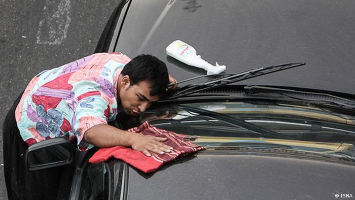 Мужчина моет машину