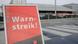 Ein Warnstreik-Schild vor einem Terminal am Hamburger Flughafen (Foto: dpa) Ein Warnstreik-Schild vor einem Terminal am Hamburger Flughafen (Foto: dpa)