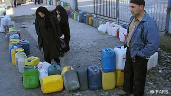 34 Jahre Schlangestehen im Iran für Gas, Benzin, Lebensmittel, Dollar, Gold, Bild: FARS, Bild zugeliefert von Mahmood Salehi