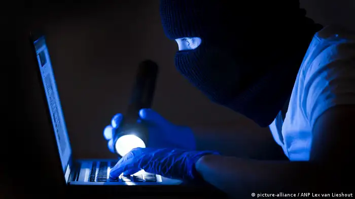 2010-12-14 THE HAGUE - ILLUSTRATION - Computer criminal tries to hack a laptop. ANP XTRA LEX VAN LIESHOUT 14457475