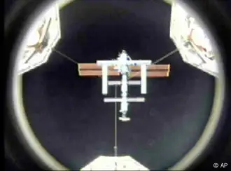 ISS im Blick Blick aus dem Space Shuttle Discovery auf die Internationale Raumstation