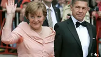 Schweißfleck-Affäre: CDU Kanzlerkandidatin Angela Merkel mit ihrem Ehemann Joachim Sauer, rechts, bei der Ankunft zur Eroeffnung der Wagner-Festspiele in Bayreuth