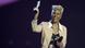 Awrad-Siegerin Emeli Sandé präsentiert ihre Auszeichnng (Foto: Reuters) Awrad-Siegerin Emeli Sandé präsentiert ihre Auszeichnng (Foto: Reuters)