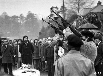 Gewehrsalven bei der Beerdigung von Bobby Sands im Mai 1981