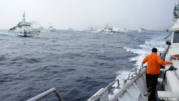 Auf dem Bild: 8 Boote der japanischen Küstenwache versuchten, ein Boot der Vereinigung zum Schutz der Diaoyutai-Inseln abzudrängen Photograph: Xie Menglin Zeit: 24. Januar 2013 Ort: 28 Seemeilen vor der Küste der Diaoyutaiinsel, im Ostchinesischen Meer
