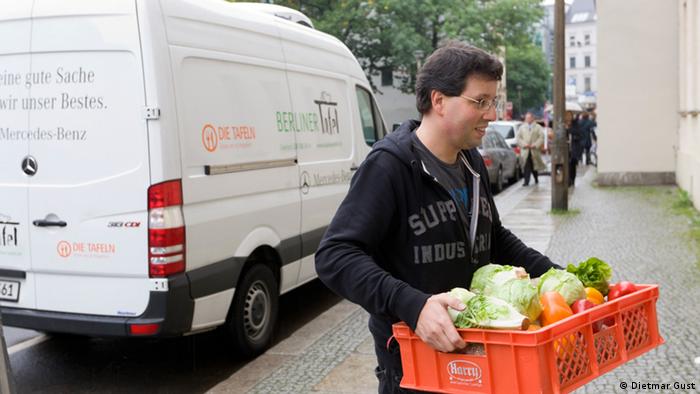 Person delivering food donations to a charity organization food (Copyright: Dietmar Gust./Berliner Tafel)