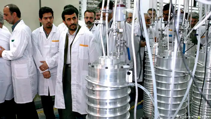 epa03593936 (FILE) A file handout picture released by presidential official website shows Iranian President Mahmoud Ahmadinejad (C) inspecting the Natanz nuclear plant in central Iran, 08 March 2007. Media reports on 21 February 2013 state that the IAEA said that Iran has begun installing advanced centrifuge machines for enriching uranium at its nuclear plant at Natanz. EPA/IRAN'S PRESIDENCY OFFICE HANDOUT HANDOUT EDITORIAL USE ONLY +++(c) dpa - Bildfunk+++