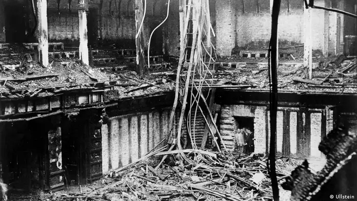 III. Reich, Reichstagsbrand in der Nacht vom 27. zum 28.02.1933: Blick von der Kuppel aus in den zerstörten Plenarsaal. 28.02.1933