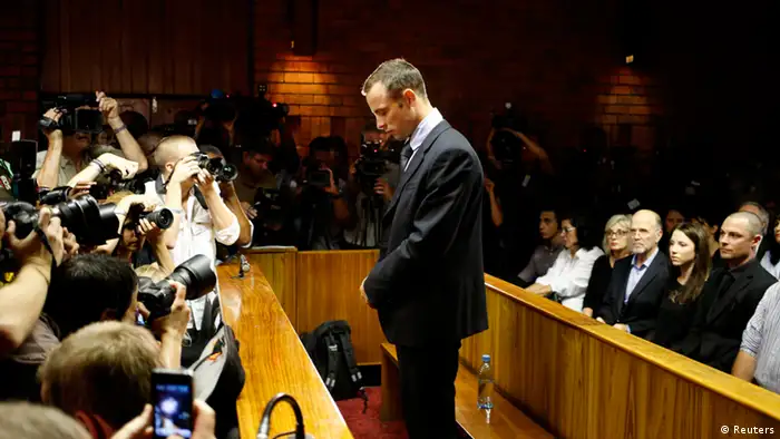 Fotografen drängen sich im Gerichtssaal vor Oscar Pistorius (Foto: REUTERS/Mike Hutchings)