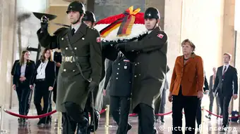 Bundeskanzlerin Angela Merkel (CDU) geht am 25.02.2013 am Atatürk-Mausoleum in Ankara zur Kranzniederlegung. Anschließend trifft die Kanzlerin den Ministerpräsidenten der Republik Türkei Erdogan zu politischen Gesprächen. Foto: Kay Nietfeld/dpa