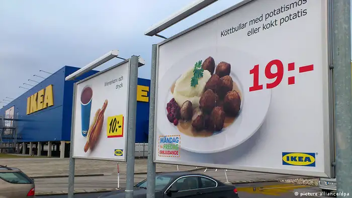 A sign shows swedish meatballs on an ikea poster (picture-alliance/dpa)