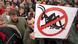 Ein Mitarbeiter des insolventen CD- und DVD-Werks in Dassow (Nordwestmecklenburg) zeigt während einer Demonstration ein Plakat mit dem Bild einer durchgestrichenen Heuschrecke. Die Beschäftigten befürchten die Übernahme des Betriebs durch Finanzinvestoren und damit verbunden die Schließung des Unternehmens (Foto: dpa) Ein Mitarbeiter des insolventen CD- und DVD-Werks in Dassow (Nordwestmecklenburg) zeigt während einer Demonstration ein Plakat mit dem Bild einer durchgestrichenen Heuschrecke. Die Beschäftigten befürchten die Übernahme des Betriebs durch Finanzinvestoren und damit verbunden die Schließung des Unternehmens (Foto: dpa)