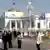 Гурбангулы Бердымухамедов перед президентским дворцом в Ашхабаде