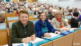 Die 67-jährige Brigitte Remi (links) im Hörsaal der Goethe-Universität in Frankfurt. (Foto: DW/Bianca von der Au)