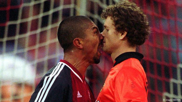 Giovane Elber screams at Jens Lehmann as their noses touch